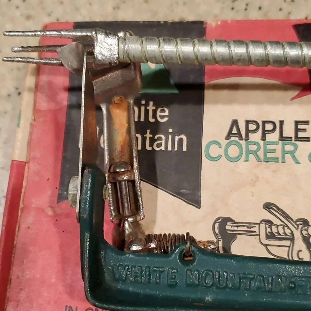 Vtg. WhitE Mountain Apple Parker Corer Slicer